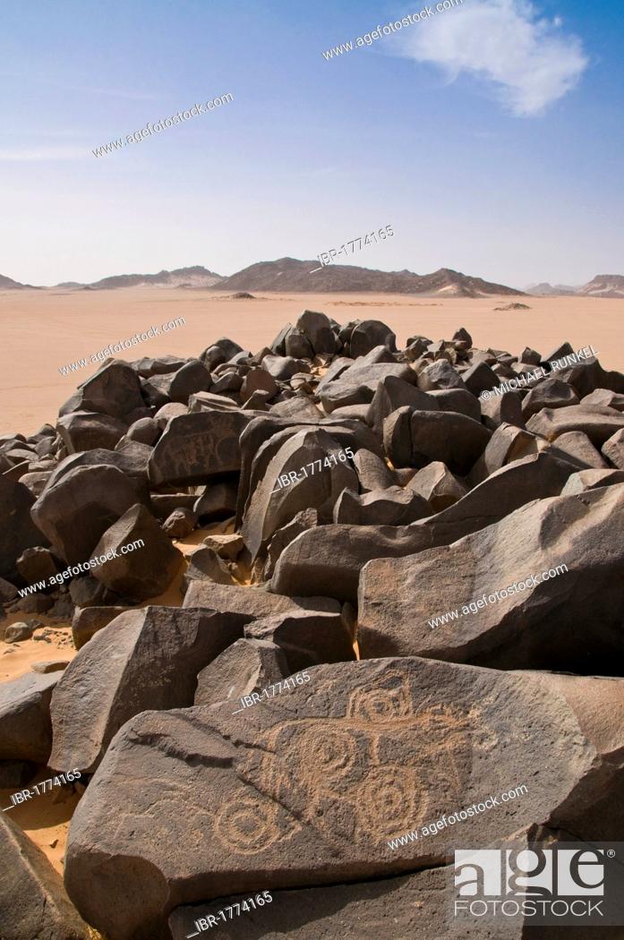 Photo de stock: Rock carvings in Tadrat desert at Tasset, Algeria, Africa.