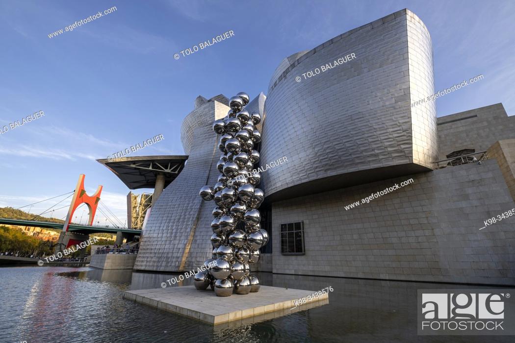 Stock Photo: El gran árbol y el ojo, Instalación permanente de Anish Kapoor, Guggenheim Museum Bilbao, siglo XX, diseñado por Frank O.