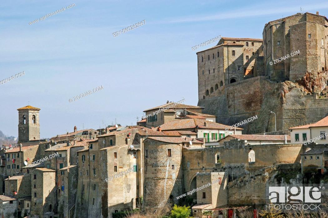 Stock Photo: Sorano ist eine kleine mittelalterliche Stadt in der südlichen Toskana.