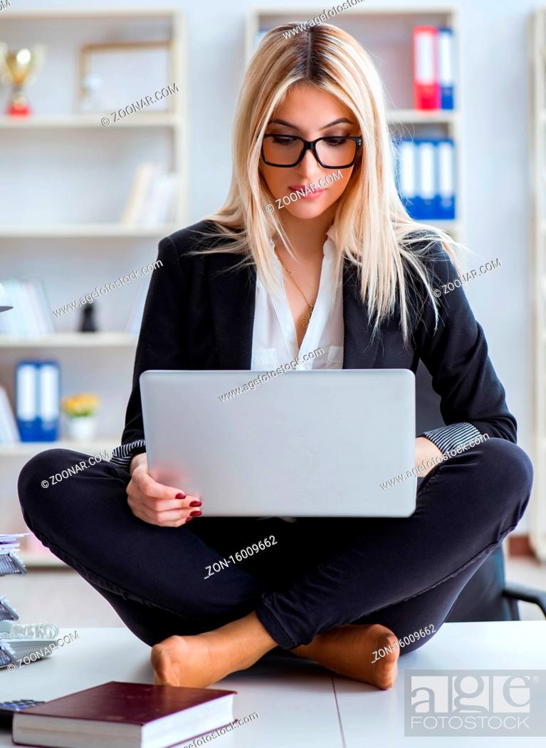 Photo de stock: Businesswoman frustrated meditating in the office.