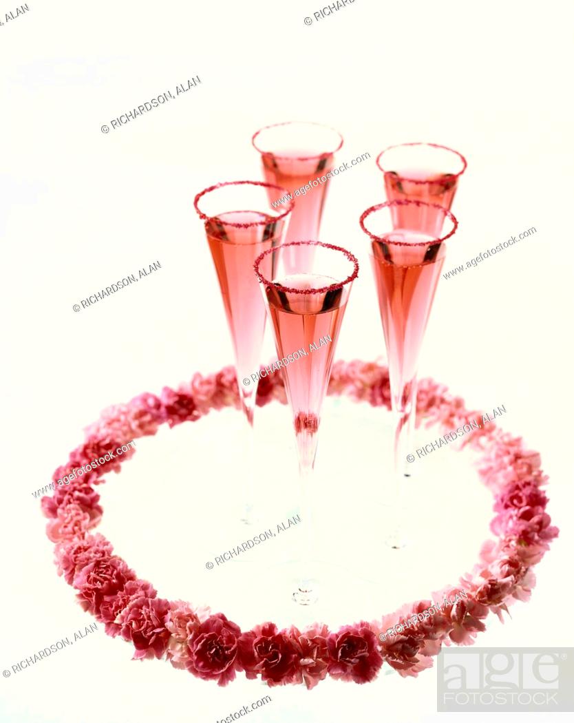 Imagen: Pink Champagne in Champagne Flutes with Pink Sugared Rims; Pink Flowers.