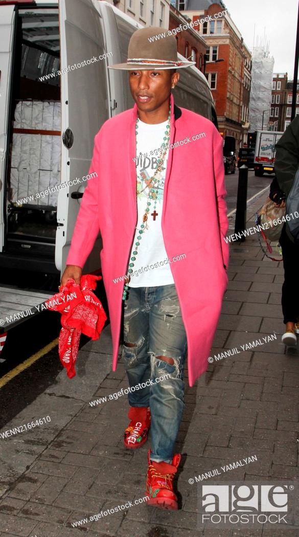 Almuerzo Puerto Mal uso Pharrell Williams, dressed in a long pink blazer, arriving at the Dover  Street Market in Mayfair..., Foto de Stock, Imagen Derechos Protegidos Pic.  WEN-WENN21664610 | agefotostock