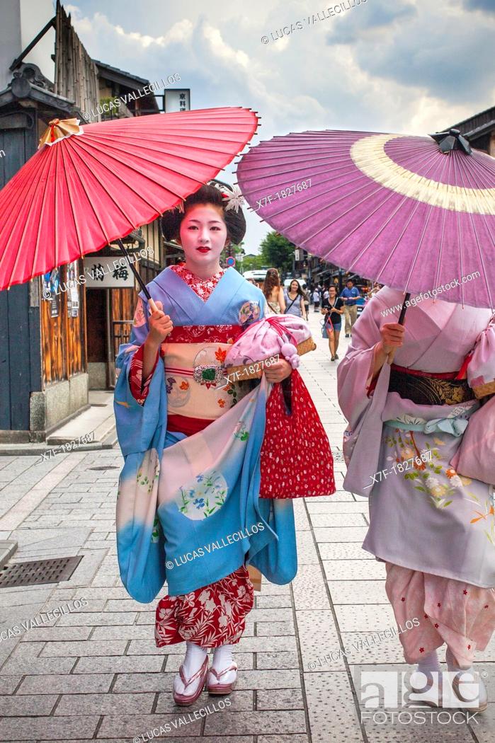 Stock Photo: Geisha and 'maiko' geisha apprentice in Hanamikoji dori street Geisha's distric of Gion Kyoto  Kansai, Japan.