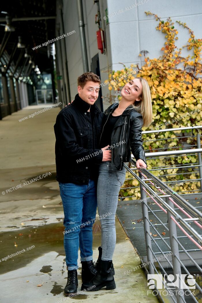 Stock Photo: 19 November 2021, North Rhine-Westphalia, Cologne: The actor Dominik Flade (role Yannick Ziegler) is with girlfriend Anna Karolin Berger (role Olivia Albrecht).