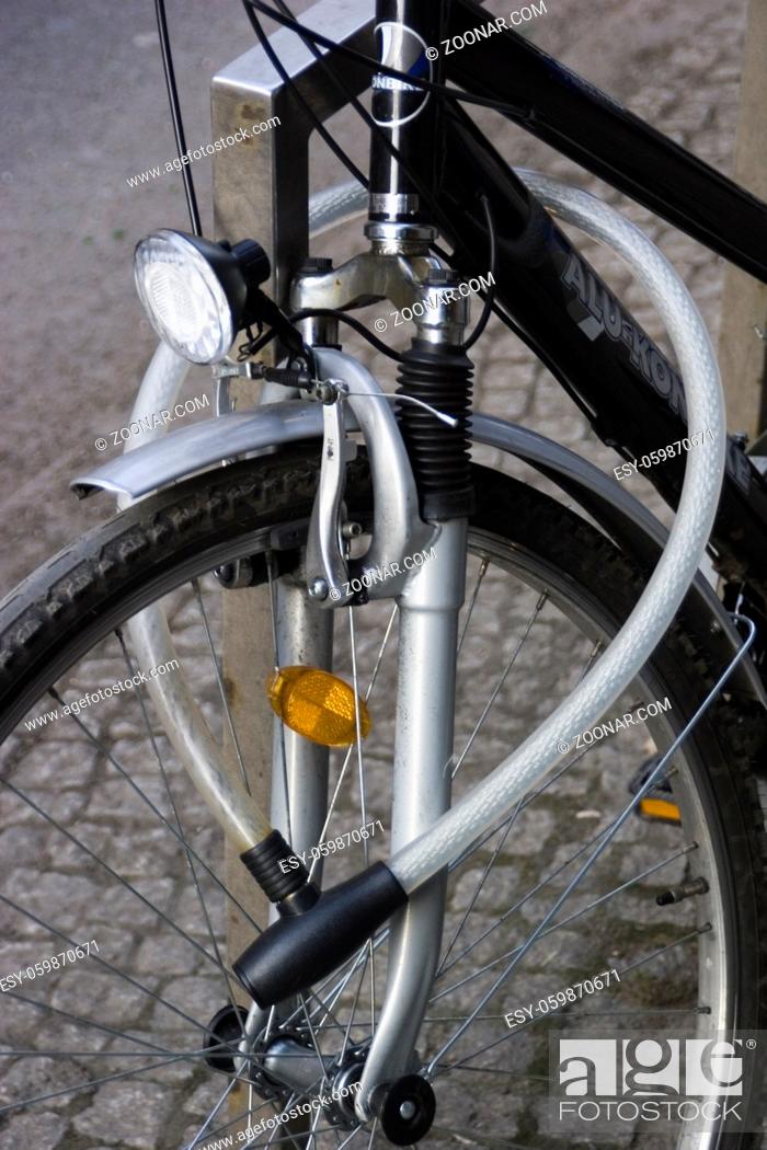 Stock Photo: Fahrrad mit Sicherungsschloss.