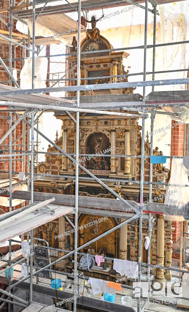 Stock Photo: 28 September 2020, Brandenburg, Eberswalde: A scaffold stands in front of the altar in the medieval church of Maria Magdalenen.