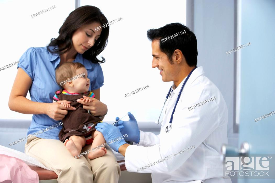 Imagen: Doctor In Surgery Examining Baby Girl.