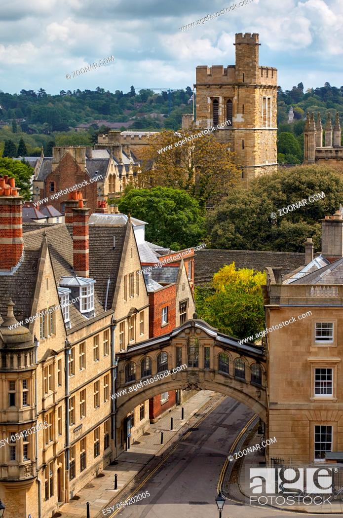 Imagen: The view from the cupola of Sheldonian Theatre across the central Oxford, Hertford bridge and bell tower of New college. Oxford University. England.
