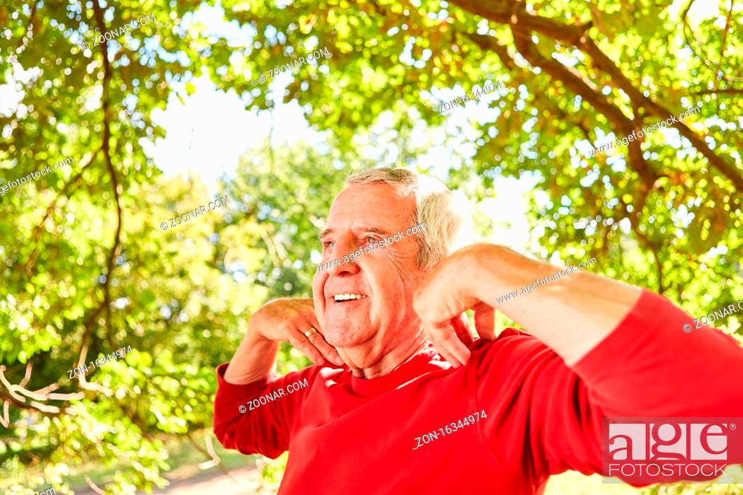 Stock Photo: Lächelnder Senior Mann macht eine Yoga Atemübung für Gesundheit und Entspannung.