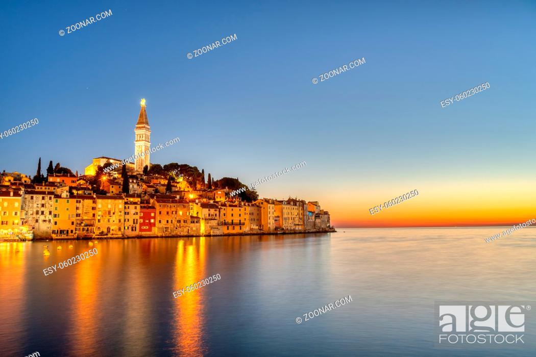Imagen: Die schöne Altstadt von Rovinj in Istrien, Kroatien, nach Sonnenuntergang.
