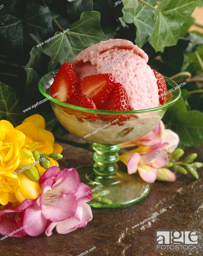 Imagen: Bowl of Strawberry Sherbet with Fresh Strawberries.