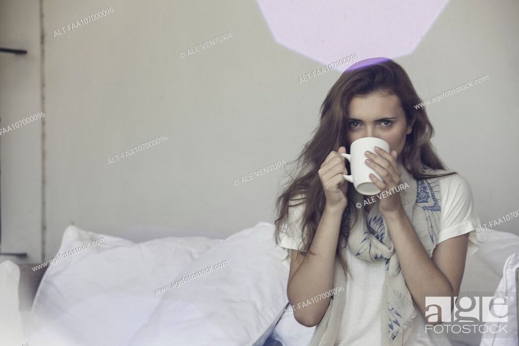 Imagen: Woman drinking cup of tea.