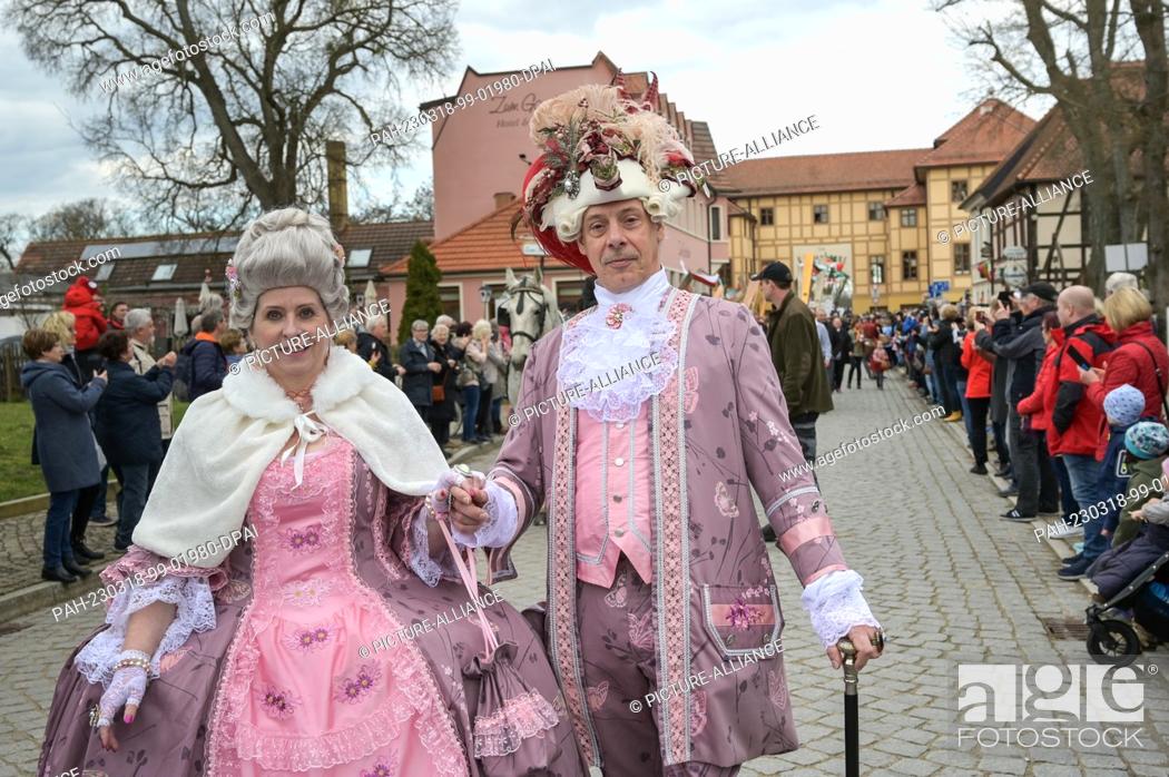 Stock Photo: 18 March 2023, Saxony-Anhalt, Wörlitz: Performers in historical costumes in the parade for the Spring Awakening at the Wörlitz inn ""Zum Eichenkranz"".