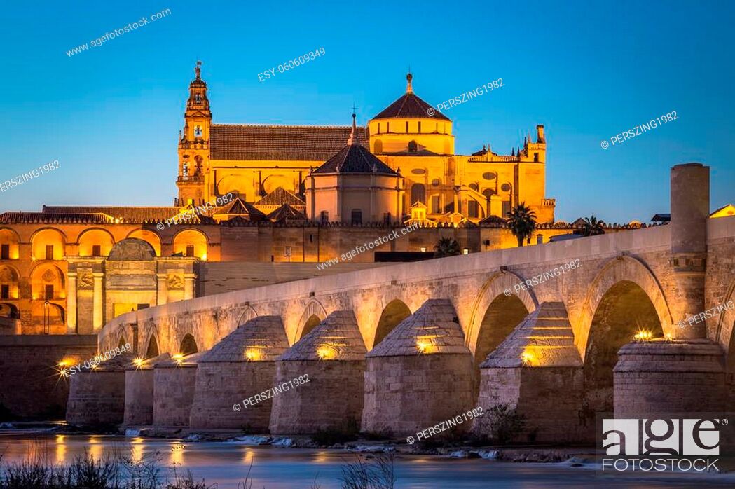 Photo de stock: Night view of Mezquita-Catedral and Puente Romano - Mosque-Cathedral and the Roman Bridge in Cordoba, Andalusia, Spain.