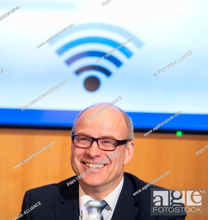 Stock Photo: 18 March 2019, Hamburg: Ties Rabe (SPD), Senator for Education in Hamburg, speaks in front of a WLAN symbol during a state press conference in the city hall on.