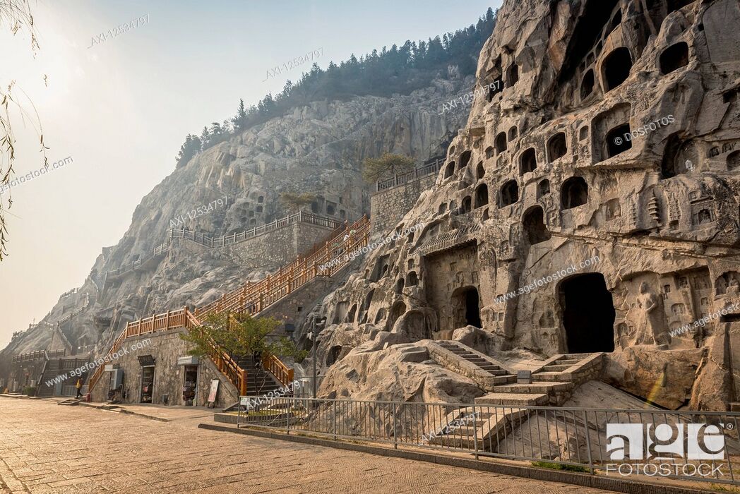 Photo de stock: The Longmen Caves, some of the finest examples of Chinese Buddhist art housing tens of thousands of statues of Buddha and his disciples; Luoyang, Henan Province.