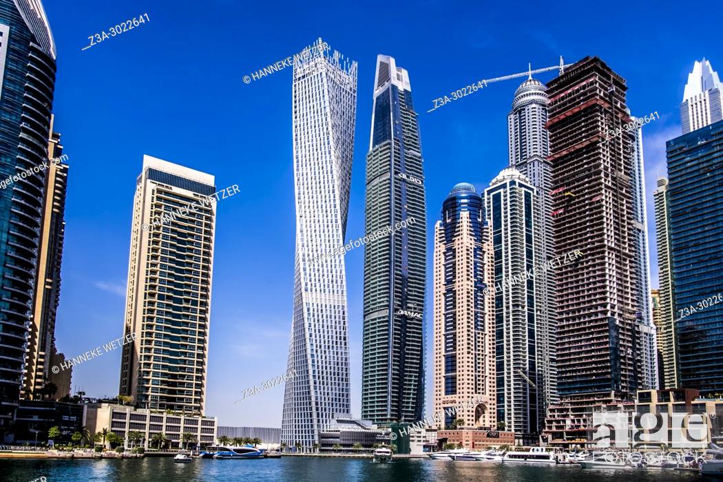 Imagen: Supertall skyscrapers at Dubai Marina, Dubai, UAE.