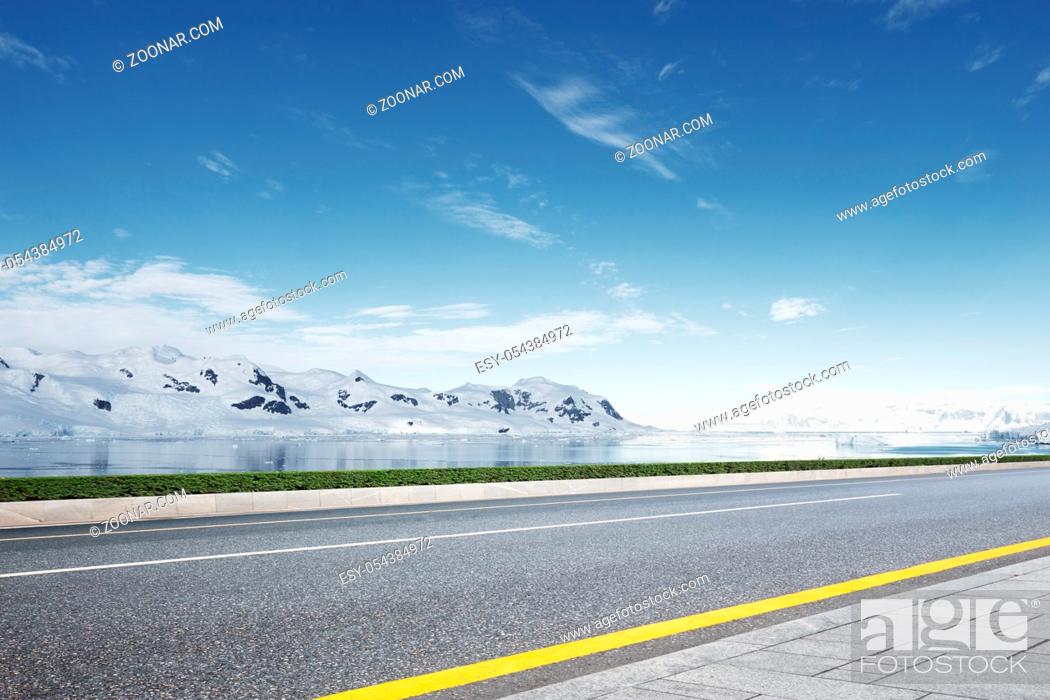 Imagen: empty asphalt road with snow mountain.