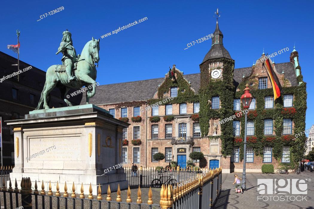 Imagen: Germany, Duesseldorf, Rhine, Lower Rhine, North Rhine-Westphalia, NRW, old town, market place, city hall, equestrian statue Jan Wellem, Johann Wilhelm II.