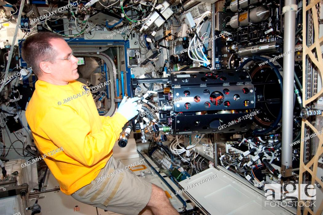Photo de stock: NASA astronaut Kevin Ford, Expedition 34 commander, works with the Combustion Integrated Rack (CIR) Multi-user Droplet Combustion Apparatus (MDCA) in the.