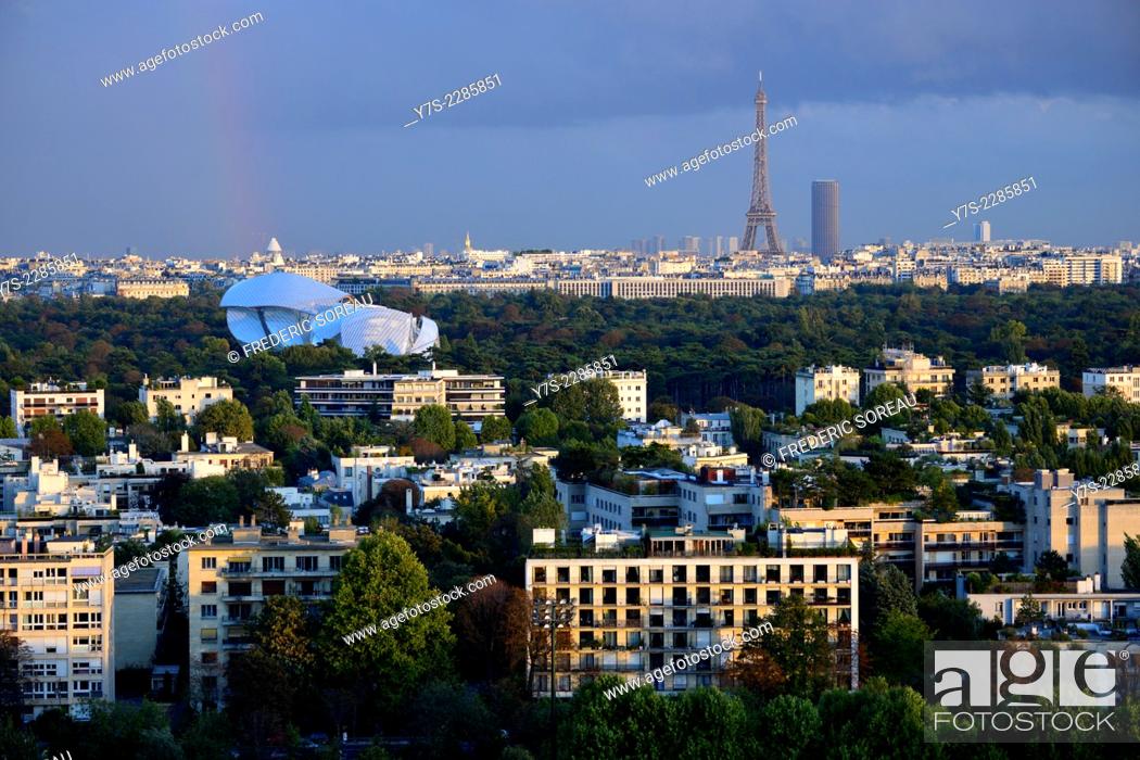 Stock Photo: The Fondation Louis Vuitton dedicated to contemporary art exhibitions and Eiffel tower in Paris, Bois de Boulogne, France.