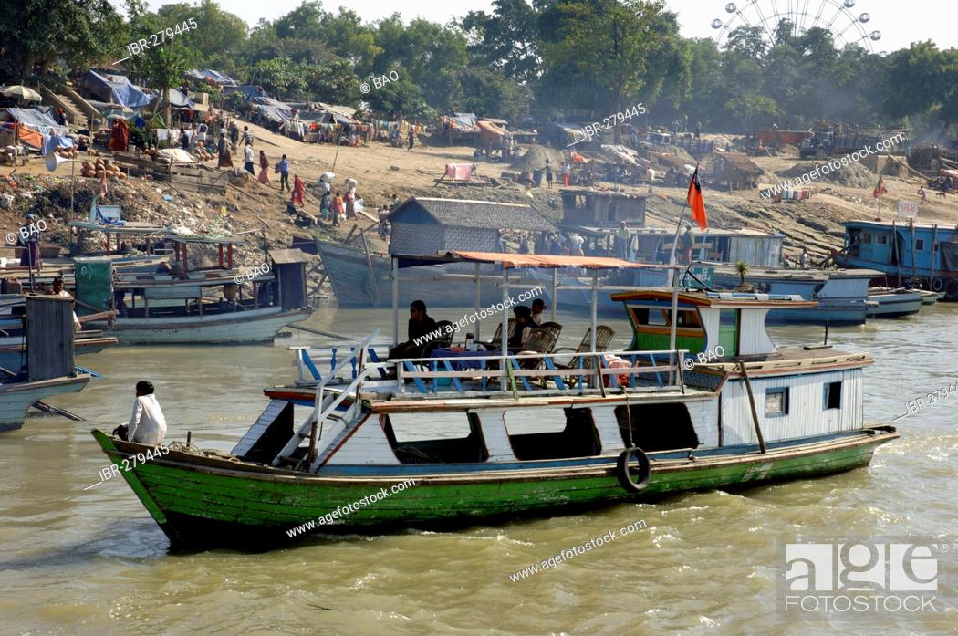 Stock Photo: Harbour scene at river Irrawaddy, Mandalay, Myanmar, Burma.