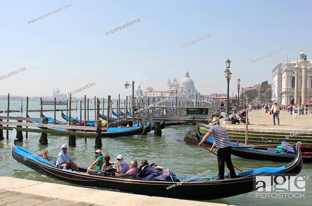 Stock Photo: Gondolier, Venice, Italy.