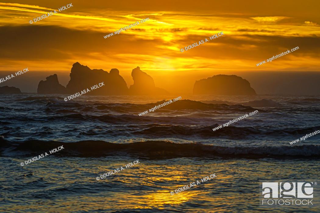 Photo de stock: Fiery Bandon Beach Atmospherics at Sunset OR USA.