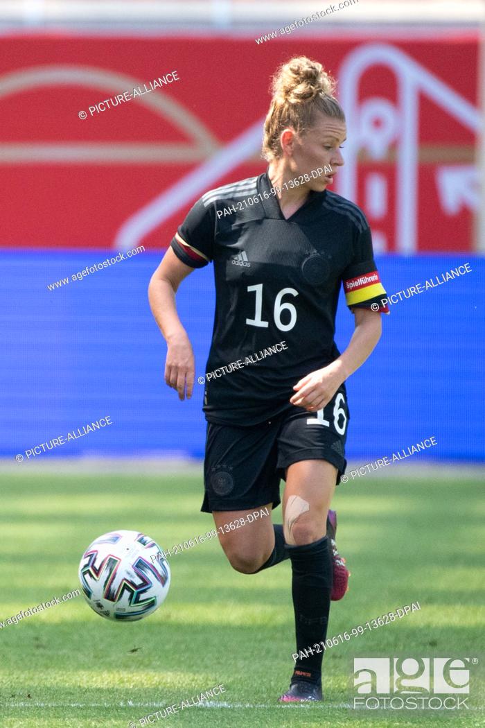 Stock Photo: 15 June 2021, Hessen, Offenbach am Main: Football, Women: Internationals, Germany - Chile at Stadion am Bieberer Berg. Germany's Linda Dallmann.