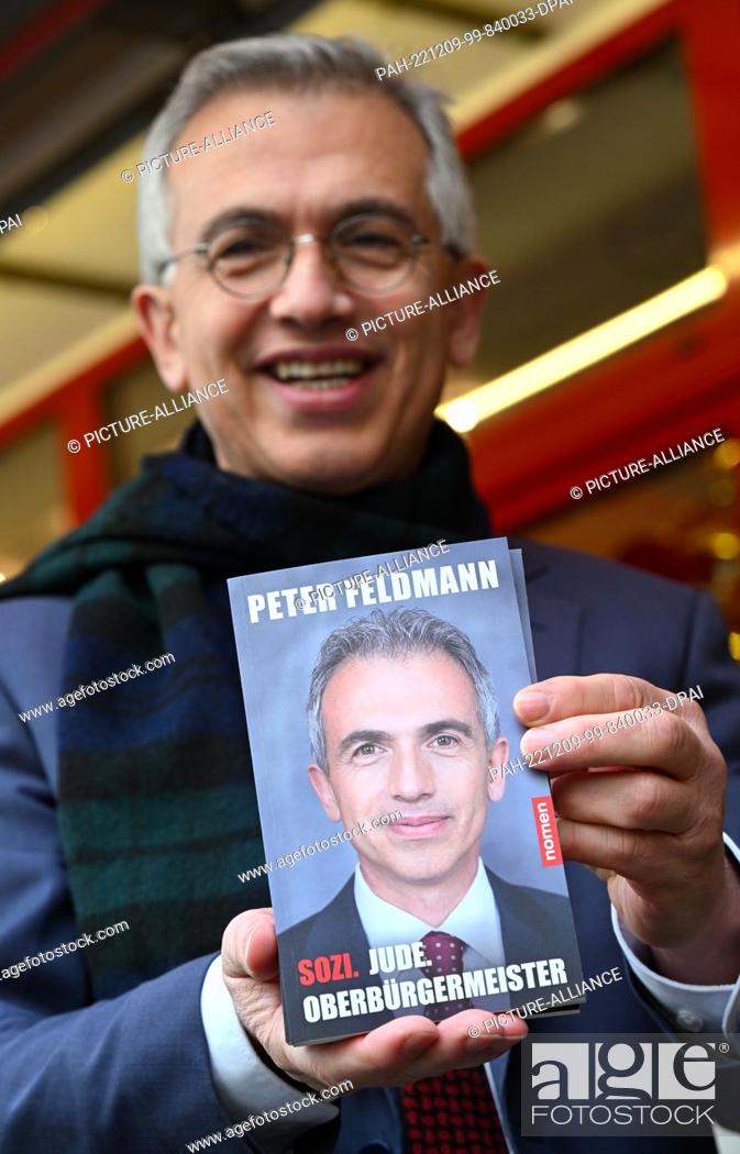 Photo de stock: 09 December 2022, Hessen, Frankfurt/Main: Peter Feldmann (SPD), Frankfurt's mayor who was voted out of office, presents his autobiography entitled ""Sozi.