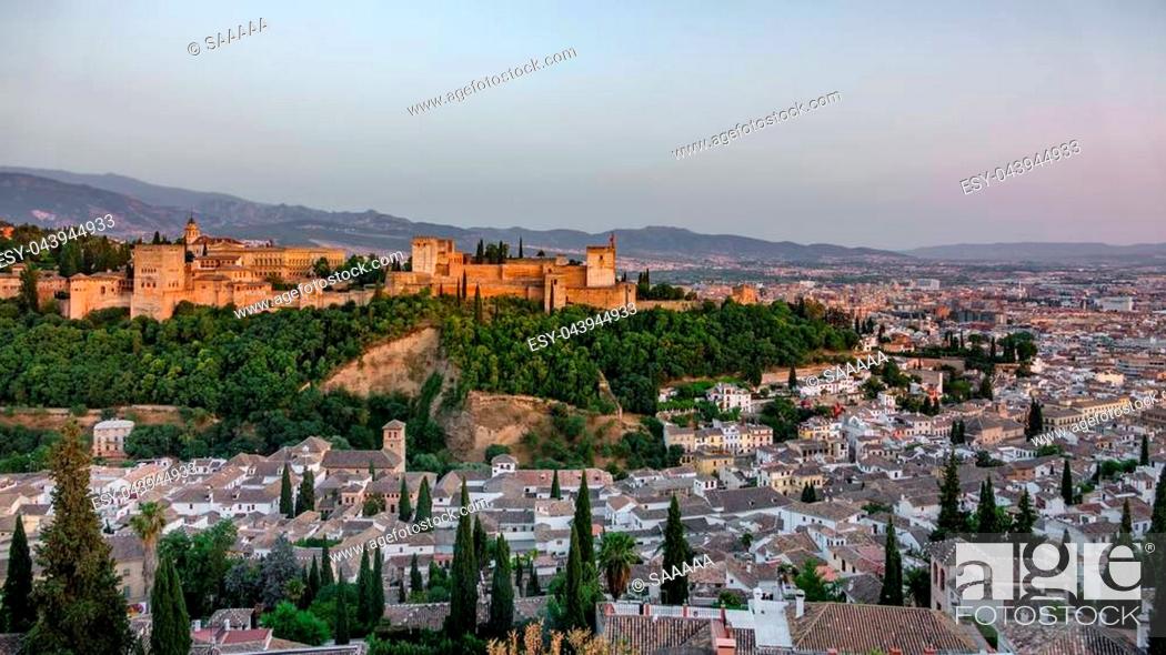 Imagen: Wide view of Granada and the ancient arabic fortress of Alhambra at dusk with Sierra Nevada in the background. Spain.