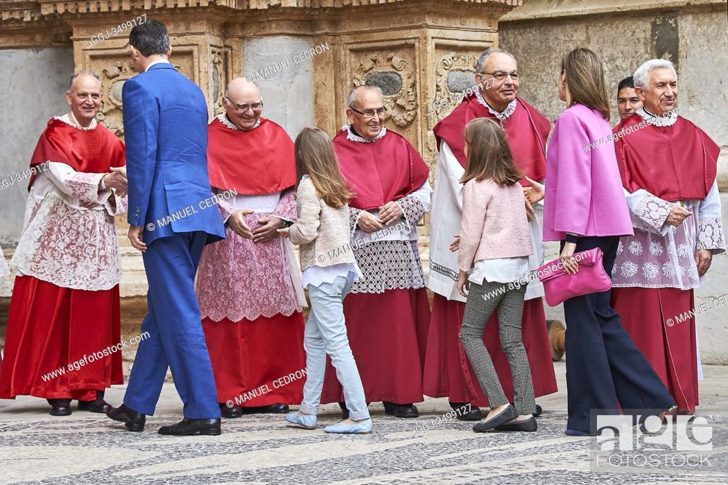 Imagen: King Felipe VI of Spain, Queen Letizia of Spain, Crown Princess Leonor, Princess Sofia attended the Easter Mass at the Cathedral of Palma de Mallorca on March.