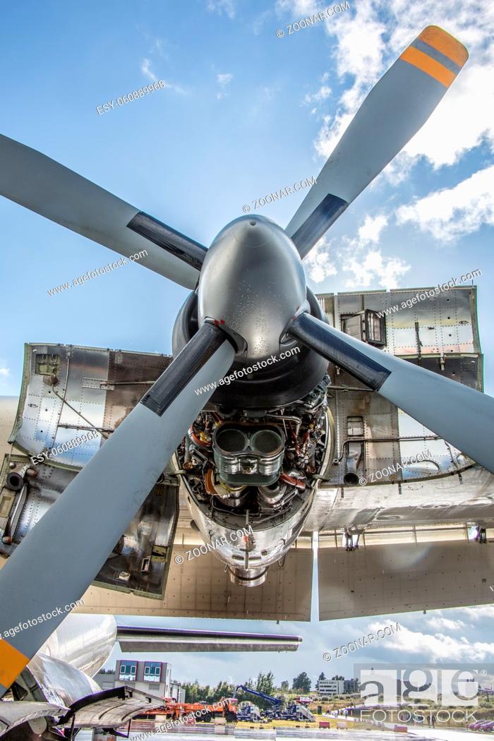 Stock Photo: Militärtransporter als Turboprop Flugzeug.