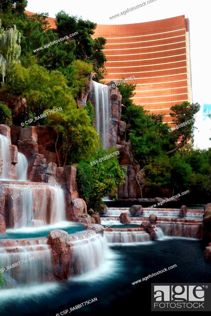 Imagen: Waterfall and Wynn Hotel, Las Vegas.