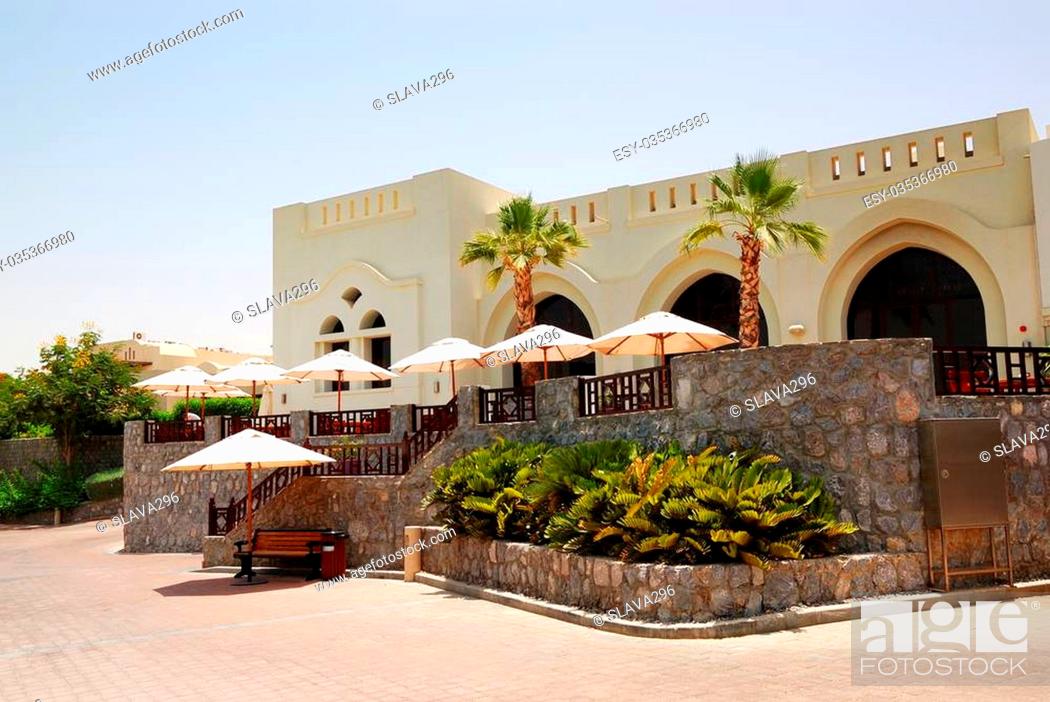 Photo de stock: The terrace of restaurant at luxury hotel, Ras Al Khaimah, UAE.