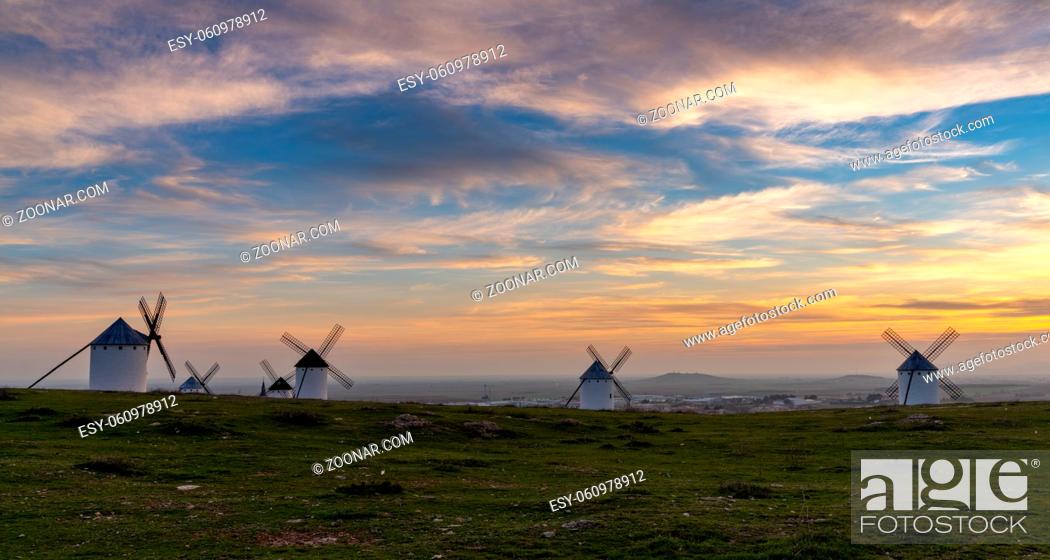 Photo de stock: A view of the historic white windmills of La Mancha above the town of Campo de Criptana at sunset.