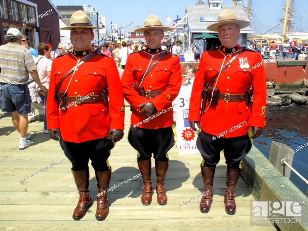 trono Álbum de graduación autoridad Three Royal Canadian Mounted Police officers in red ceremonial dress uniform,  Foto de Stock, Imagen Derechos Protegidos Pic. U06-1300781 | agefotostock