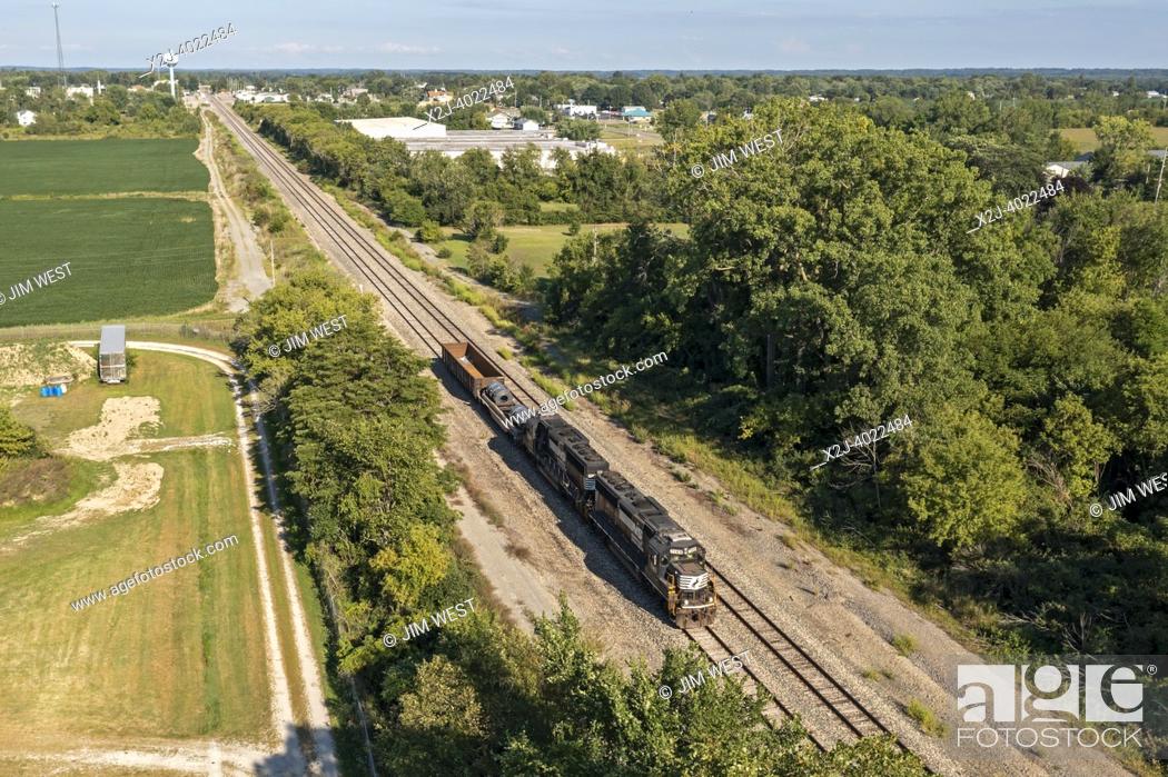 Photo de stock: Three Oaks, Michigan - Norfolk Southern Railway locomotives pull a short train in southwest Michigan.