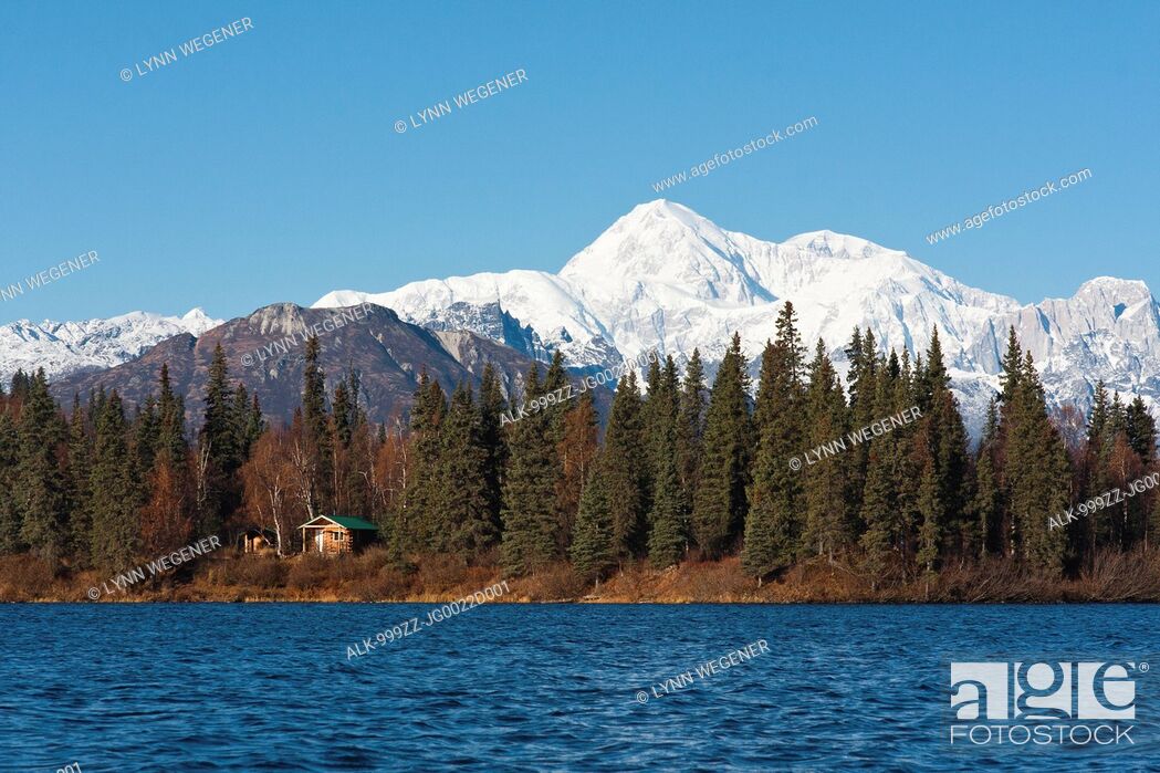 Photo de stock: Scenic view of the southside of Mt. McKinley with Byers Lake in the foreground on a sunny day, Denali State Park, Southcentral Alaska, Autumn.