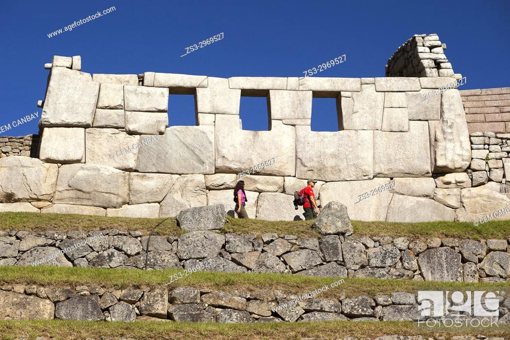 Photo de stock: Tourists in front of the Three Windows at Machu Picchu, Unesco World Heritage Site near Cusco, Urubamba Valley, Peru, South America.