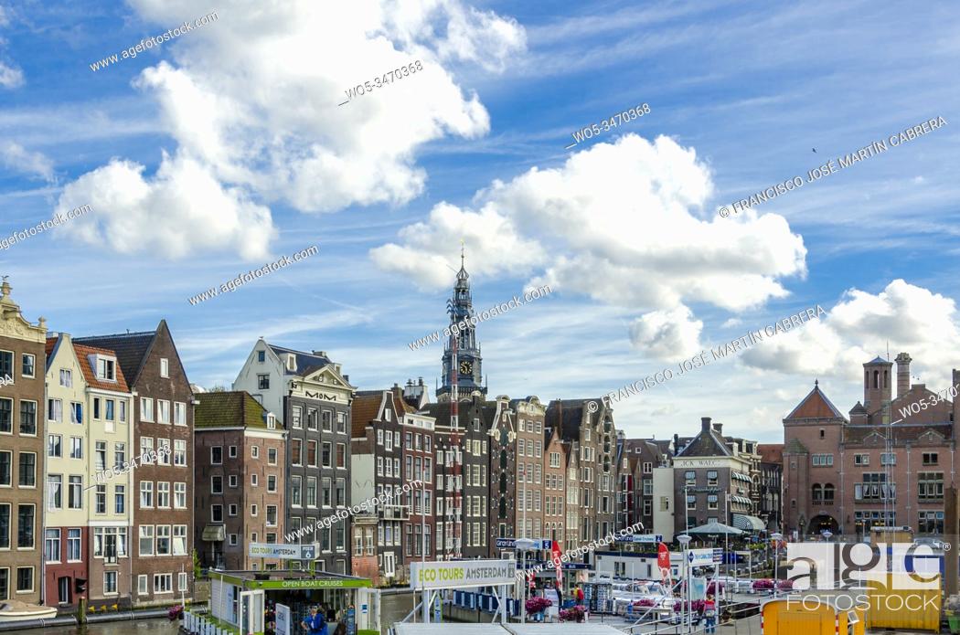Photo de stock: Amsterdam Damrak street, from where boat trips depart. Without a doubt a beautiful urban landscape.