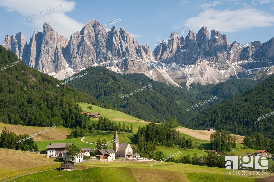 Imagen: St. Magdalena, Villnoess, Trentino-Alto, South Tyrol, Italy, Europe - The Nature Park of the Villnoess Valley with Dolomite mountains of the Puez Geisler Group.
