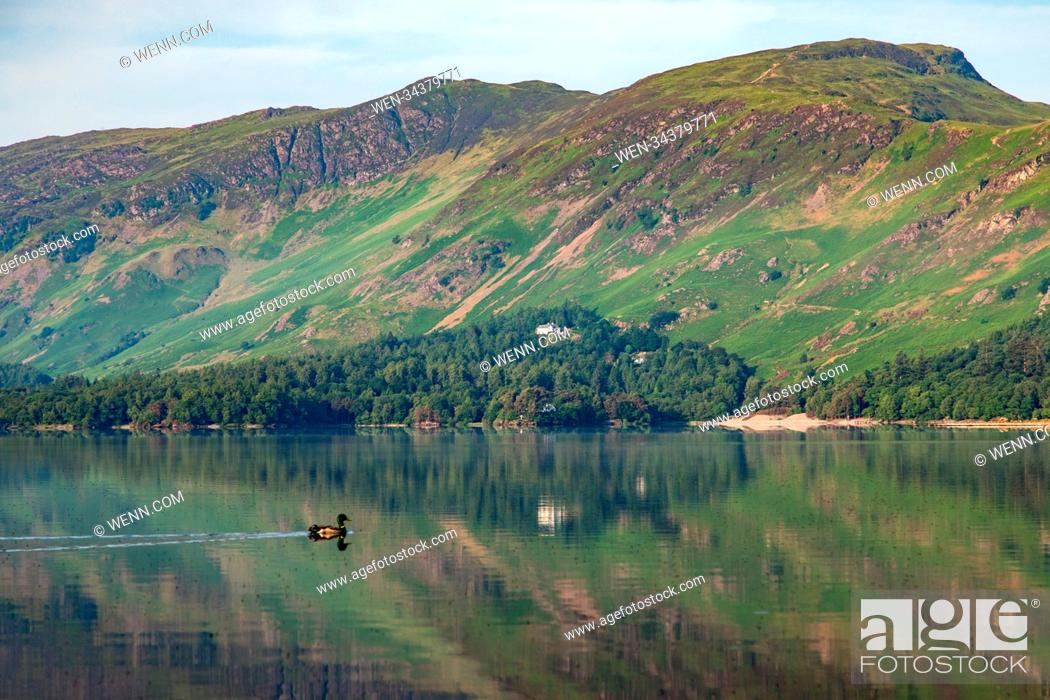 Photo de stock: Its a beautiful morning in the Lake District, Boats sail on Windermere and the stunning mountains reflect on Lake Buttermere.