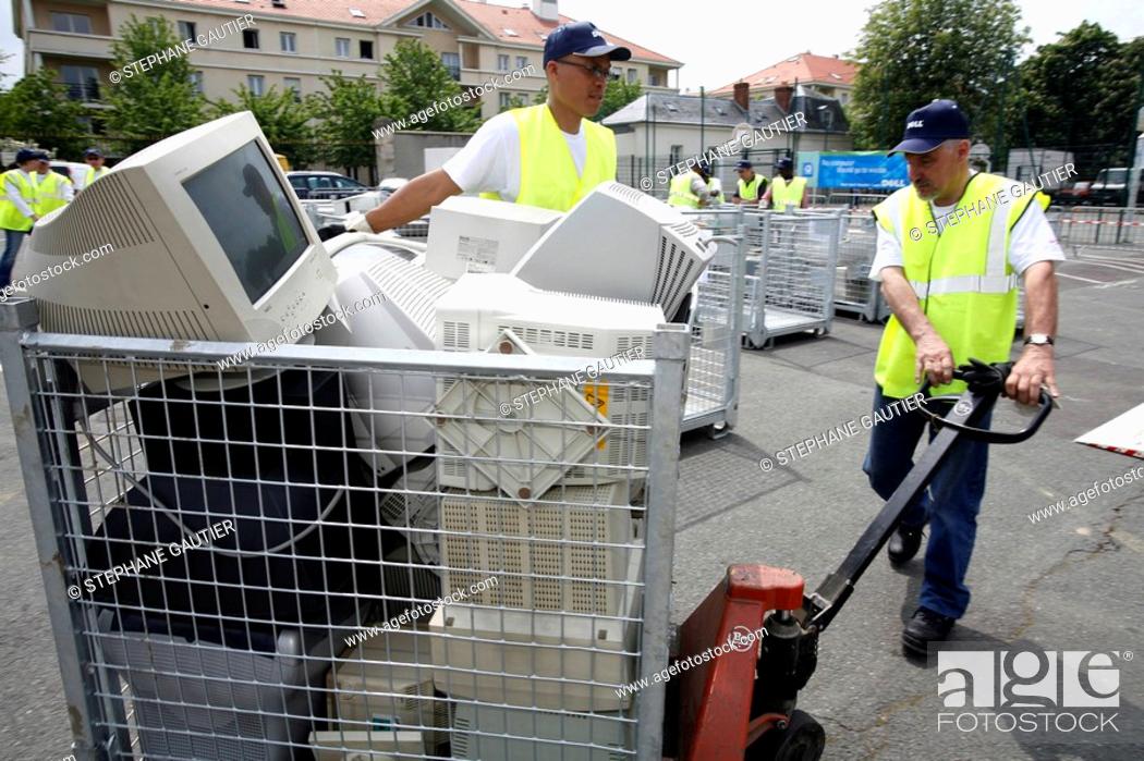 Stock Photo: RECYCLING OPERATION OF COMPUTER EQUIPMENT, RUEIL-MALMAISON. SINCE JUNE 2006, MANUFACTURERS AND RETAILERS MUST BEND TO THE EUROPEAN DIRECTIVE ON ELECTRONIC WASTE.