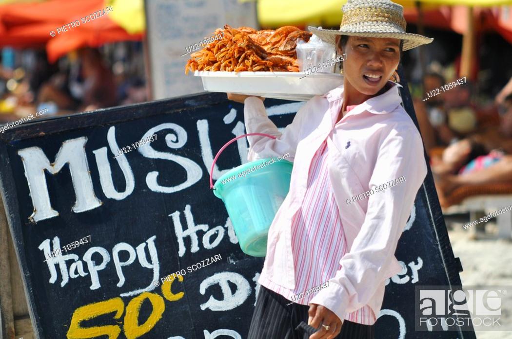 Stock Photo: Sihanoukville (Cambodia): fried shellfish seller at Occheuteal Beach.