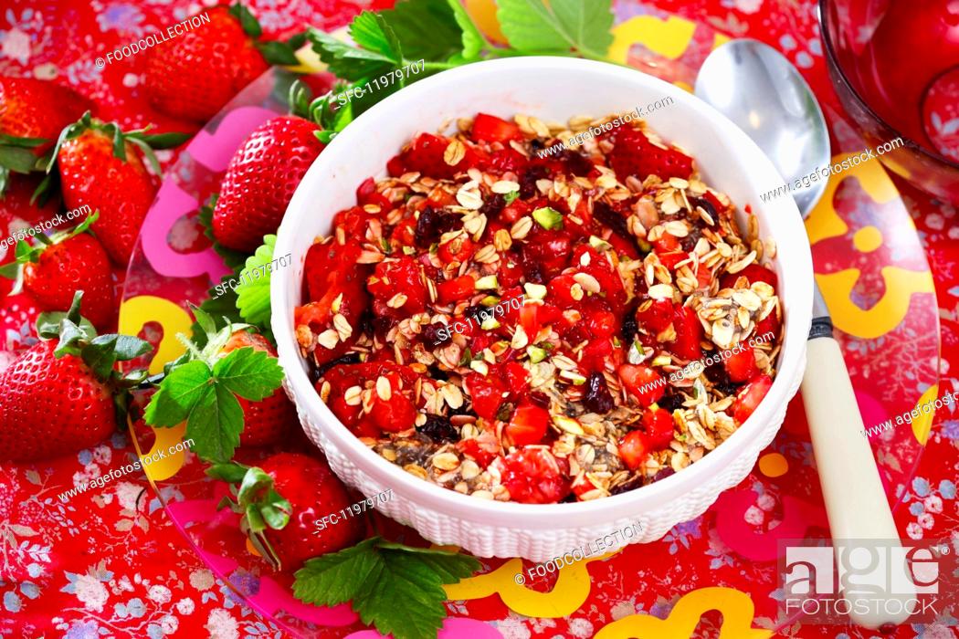 Imagen: Oats with strawberries and pistachio nuts.