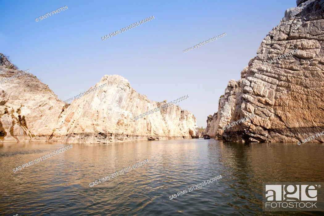 Imagen: Marble rocks alongside Narmada River, Bhedaghat, Jabalpur District, Madhya Pradesh, India.