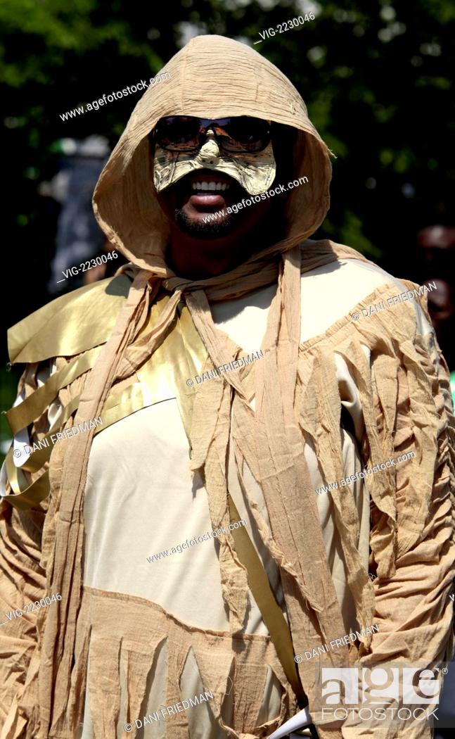 simplemente borgoña gatito A man wearing a costume with a mask and sunglasses at Toronto's Caribana  Parade, Foto de Stock, Imagen Derechos Protegidos Pic. VIG-2230046 |  agefotostock