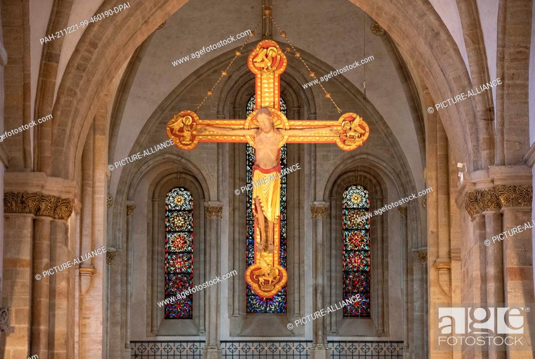 Stock Photo: PRODUCTION - 17 December 2021, Lower Saxony, Osnabrück: A large cross hangs in the Catholic cathedral of Osnabrück. A nativity scene with 46 figures stands in.