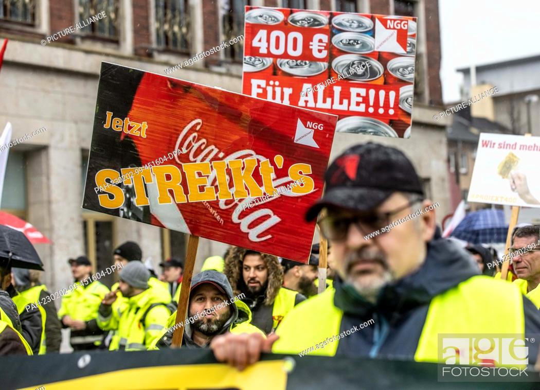 Imagen: 02 February 2023, North Rhine-Westphalia, Dortmund: During a one-day warning strike, Coca-Cola employees lend weight to their demands with a demonstration march.